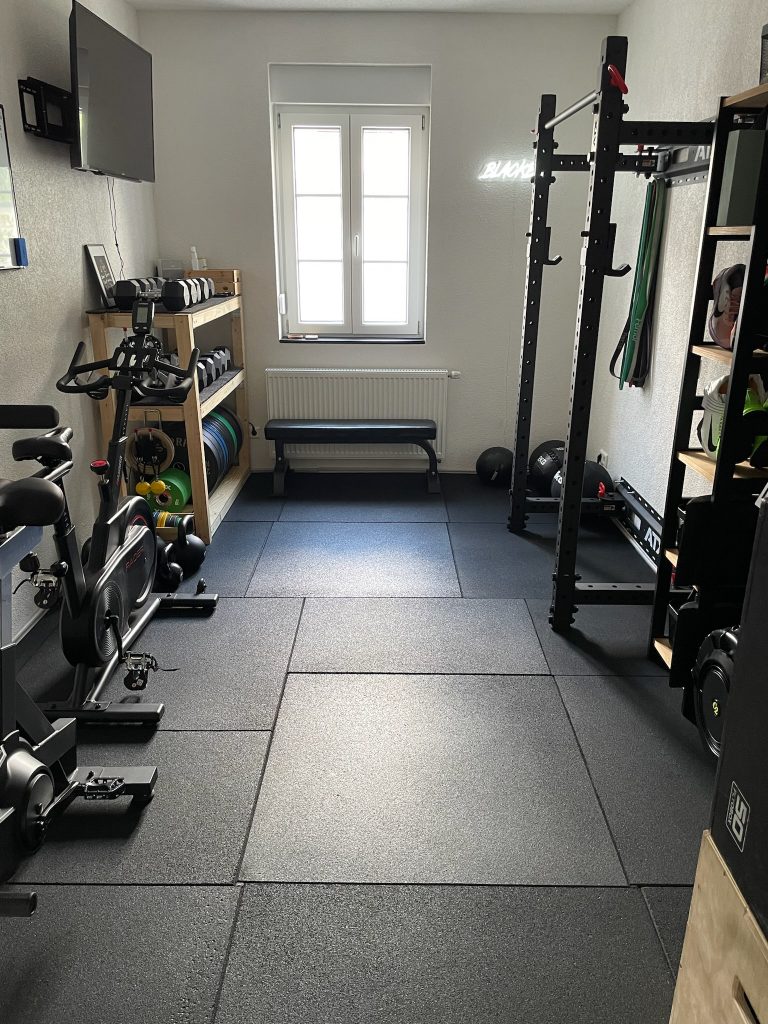 100x100x2 cm rubber floor tiles in home gym